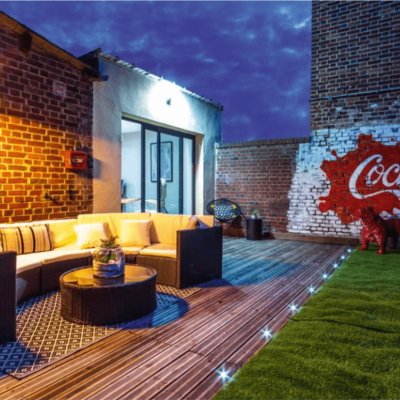 Fresque publicitaire de Coca-Cola dans un jardin