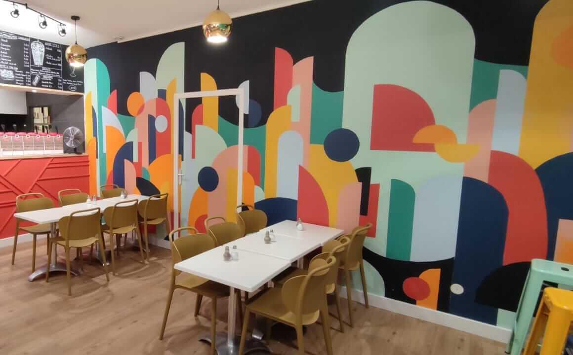 Fresque géométrique dans un restaurant